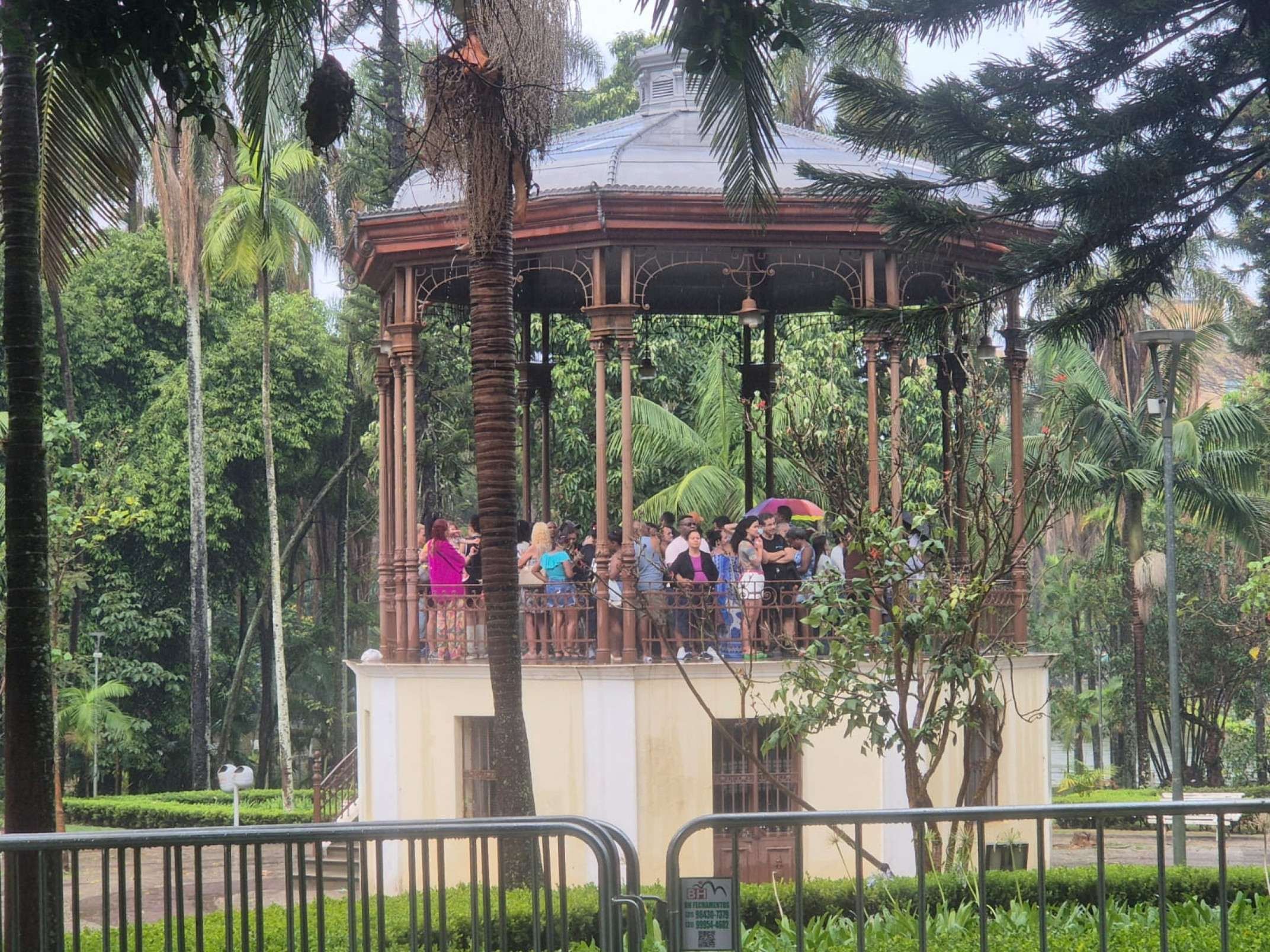 Pessoas buscaram abrigo no coreto do Parque Municipal durante a chuva que atingiu BH neste domingo (30/08)