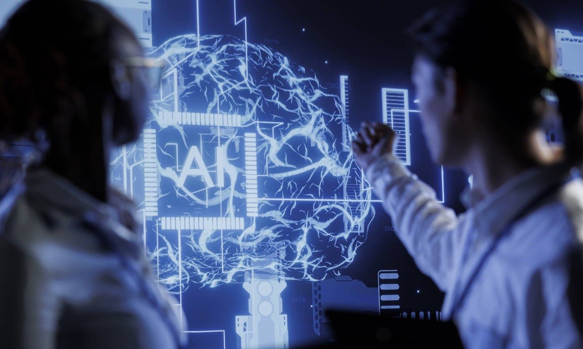 Computer scientists brainstorm ways to use AI cognitive computing to extract usable information from complex data. Data center employees implement artificial intelligence to process massive datasets
- (crédito: Dragos Condrea)