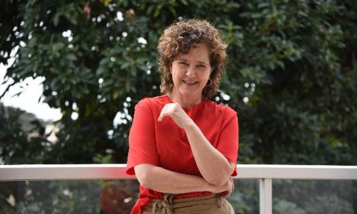 Escritora Carla Madeira na varanda de sua casa, em Belo Horizonte - (crédito: Gladyston Rodrigues/EM/D.APress)