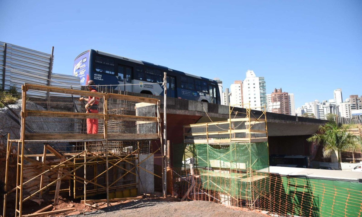 Obras no viaduto da BR- 356 no trevo do Belvedere - (crédito: Gladyston Rodrigues/EM/D.A. Press)