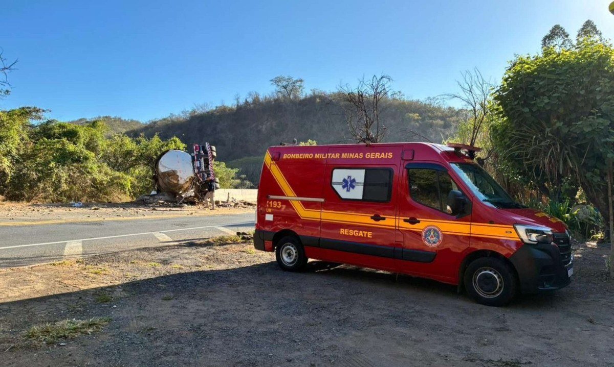 O condutor da carreta foi encontrado dentro da cabine - (crédito: Reprodução/CBMMG)