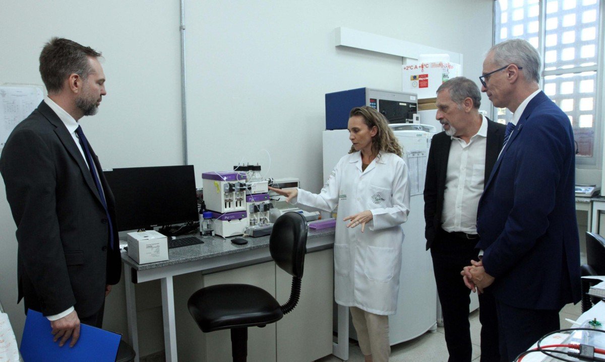 O diretor de operações da Embrapii, Marcelo Prim, o presidente do BH-TEC, Marco Crocco, e o reitor da UFMG, presidente do BH-Tec, Marco Crocco, visitam laboratório do CTV-RNA no BH-TEC - (crédito: Jair Amaral/EM/D.A Press)
