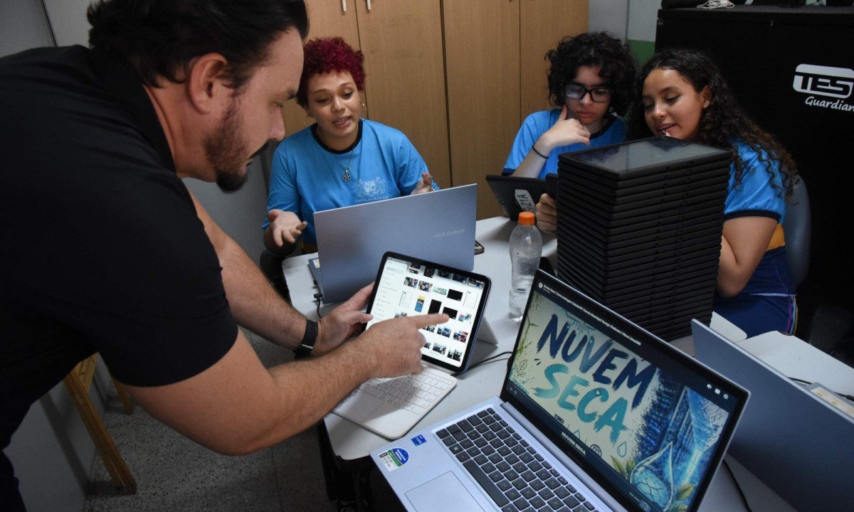 Estudantes da Escola Municipal George Chalmers conquistaram o primeiro lugar no 18 Festival Internacional de Cinema Escolar MacacuCine, com o melhor filme na categoria Ensino Fundamental. Na foto, o Professor Otavio Neves, as Alunas Maria Eduarda Silva Jeronymo, Alice Mazzo Canazart Nascimento e Ester Emanuely dos Santos Mauricio - (crédito: Gladyston Rodrigues/EM/D.A. Press. Brasil. Nova Lima. MG.)