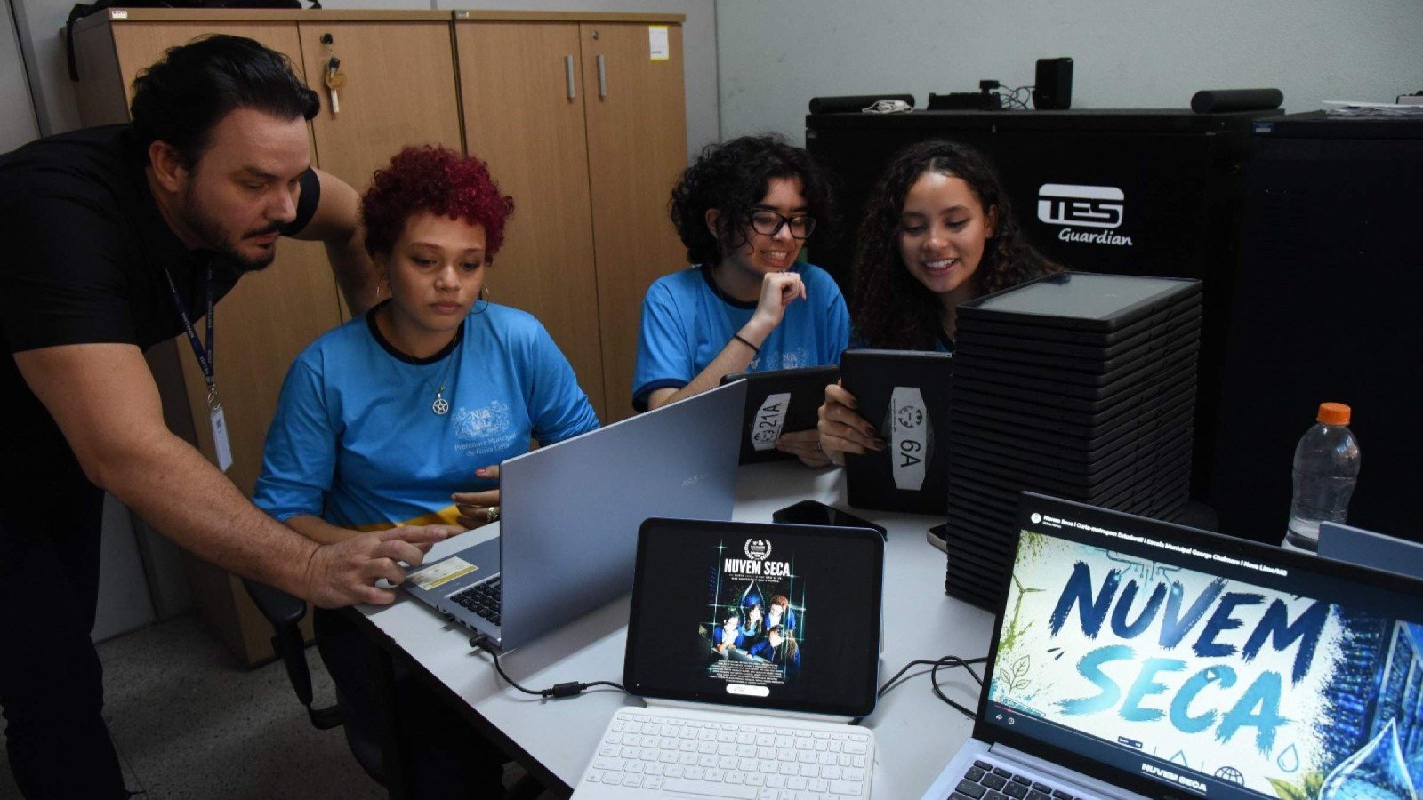 Estudantes da Escola Municipal George Chalmers conquistaram o primeiro lugar no 18 Festival Internacional de Cinema Escolar MacacuCine, com o melhor filme na categoria Ensino Fundamental. Na foto, o Professor Otavio Neves, as Alunas Maria Eduarda Silva Jeronymo, Alice Mazzo Canazart Nascimento e Ester Emanuely dos Santos Mauricio-Gladyston Rodrigues/EM/D.A. Press. Brasil. Nova Lima. MG.
