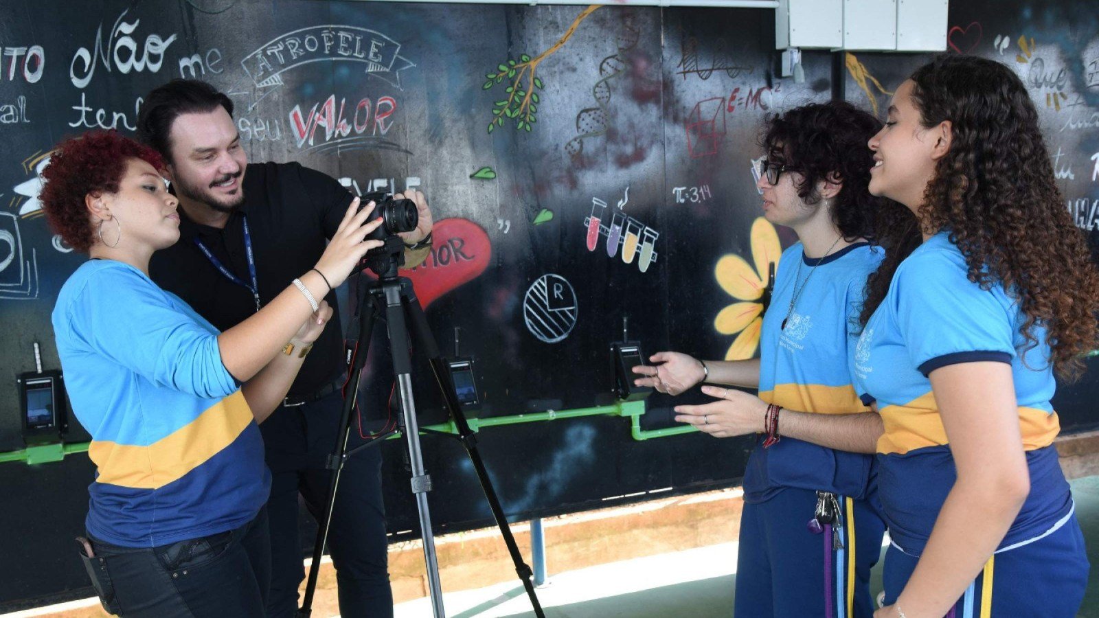 Estudantes da Escola Municipal George Chalmers conquistaram o primeiro lugar no 18 Festival Internacional de Cinema Escolar MacacuCine, com o melhor filme na categoria Ensino Fundamental. Na foto, o Professor Otavio Neves, as Alunas Maria Eduarda Silva Jeronymo, Alice Mazzo Canazart Nascimento e Ester Emanuely dos Santos Mauricio-Gladyston Rodrigues/EM/D.A. Press. Brasil. Nova Lima. MG.