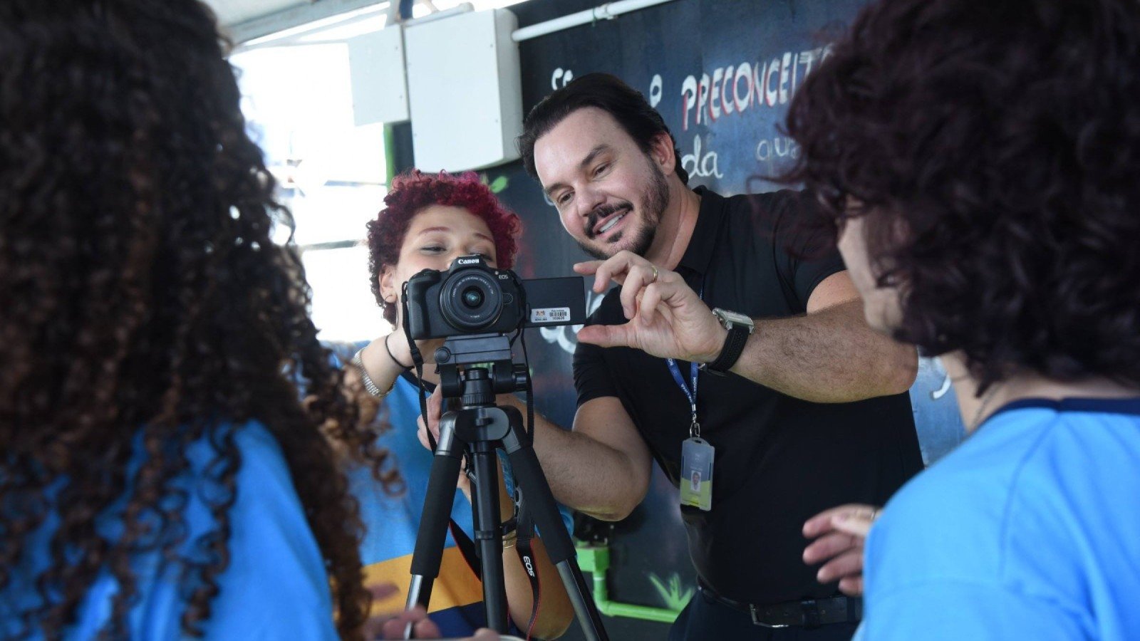 Estudantes da Escola Municipal George Chalmers conquistaram o primeiro lugar no 18 Festival Internacional de Cinema Escolar MacacuCine, com o melhor filme na categoria Ensino Fundamental. Na foto, o Professor Otavio Neves, as Alunas Maria Eduarda Silva Jeronymo, Alice Mazzo Canazart Nascimento e Ester Emanuely dos Santos Mauricio-Gladyston Rodrigues/EM/D.A. Press. Brasil. Nova Lima. MG.
