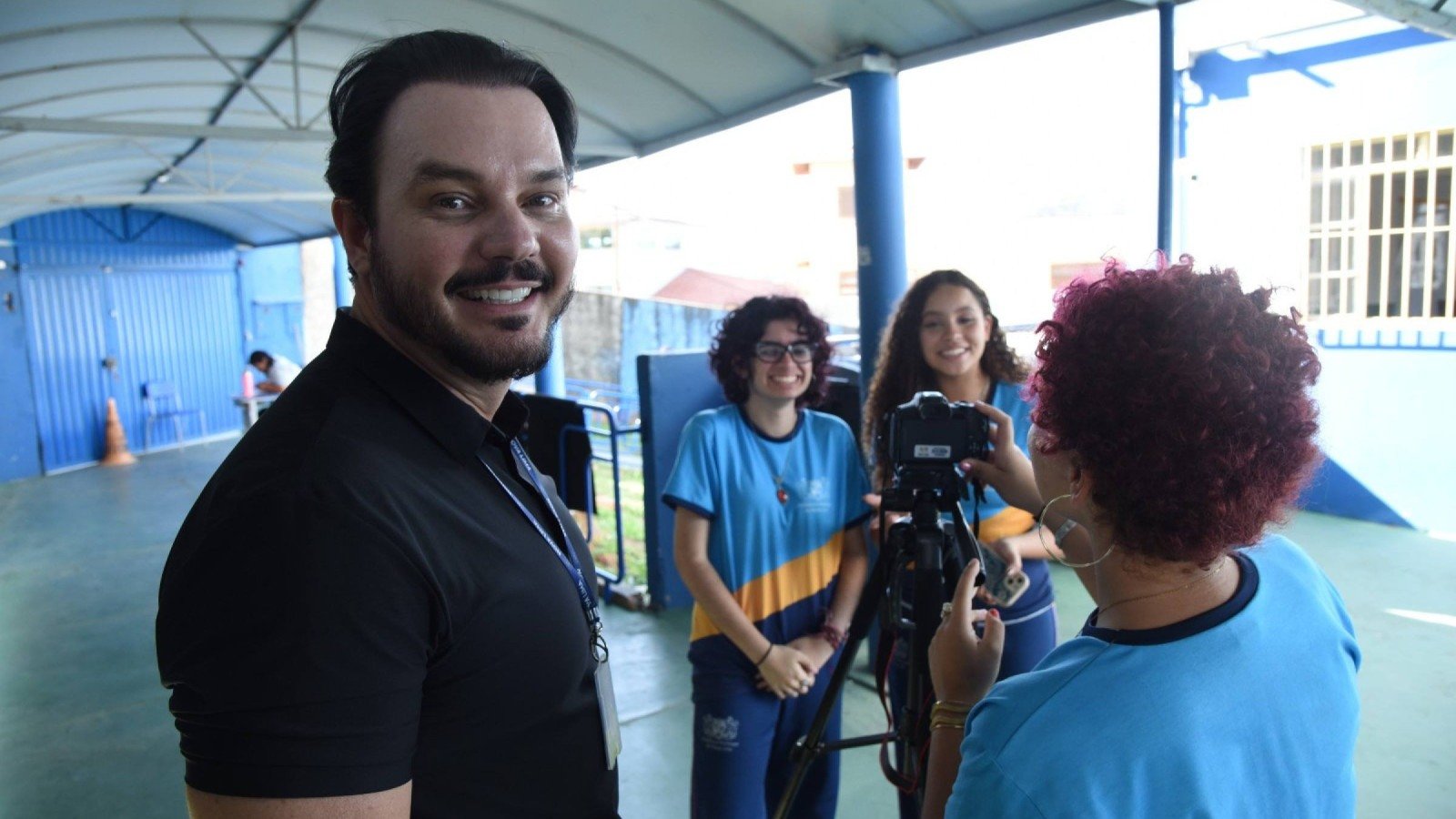 Estudantes da Escola Municipal George Chalmers conquistaram o primeiro lugar no 18 Festival Internacional de Cinema Escolar MacacuCine, com o melhor filme na categoria Ensino Fundamental. Na foto, o Professor Otavio Neves, as Alunas Maria Eduarda Silva Jeronymo, Alice Mazzo Canazart Nascimento e Ester Emanuely dos Santos Mauricio-Gladyston Rodrigues/EM/D.A. Press. Brasil. Nova Lima. MG.