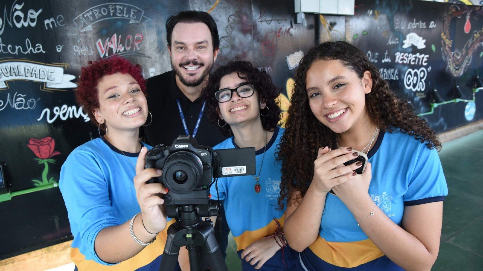 Estudantes da Escola Municipal George Chalmers conquistaram o primeiro lugar no 18 Festival Internacional de Cinema Escolar MacacuCine, com o melhor filme na categoria Ensino Fundamental. Na foto, o Professor Otavio Neves, as Alunas Maria Eduarda Silva Jeronymo, Alice Mazzo Canazart Nascimento e Ester Emanuely dos Santos Mauricio