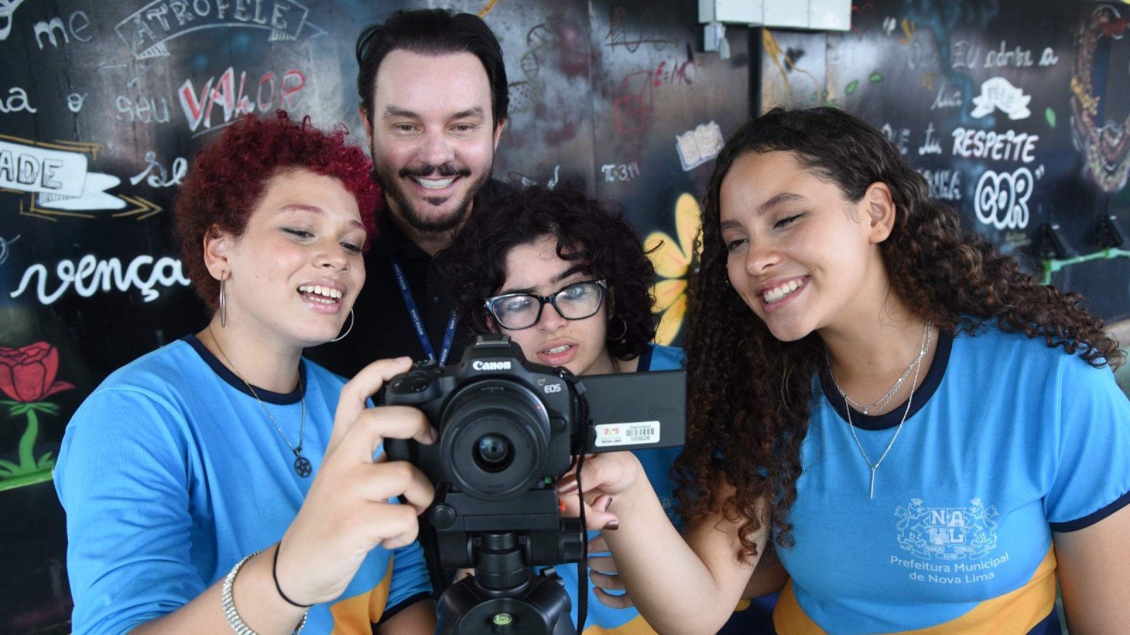 Estudantes da Escola Municipal George Chalmers conquistaram o primeiro lugar no 18 Festival Internacional de Cinema Escolar MacacuCine, com o melhor filme na categoria Ensino Fundamental. Na foto, o Professor Otavio Neves, as Alunas Maria Eduarda Silva Jeronymo, Alice Mazzo Canazart Nascimento e Ester Emanuely dos Santos Mauricio-Gladyston Rodrigues/EM/D.A. Press. Brasil. Nova Lima. MG.