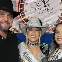 Trisal: rainha de rodeio e irmã gêmea dividem mesmo marido - Redes sociais