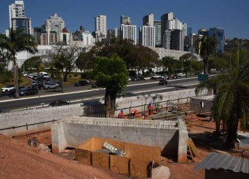 Com a interdição total, os motoristas não poderão utilizar a passagem sob o viaduto -  (crédito: Gladyston Rodrigues/EM/D.A.Press)