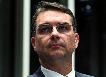 Postagem contra Fl&aacute;vio Bolsonaro foi compartilhada quando j&aacute; era p&uacute;blico de que a informa&ccedil;&atilde;o era falsa -  (crédito: Platobr Politica)