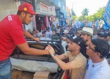 Candidato Cleitinho cumprimenta eleitor durante caminhada no Centro de Montes Claros  -  (crédito: Luiz Ribeiro/DA Press)