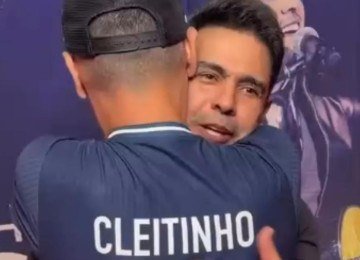 Cantor Zezé di Camargo abraça senador e candidato ao Governo de Minas Gerais Cleitinho (Republicanos) em evento no Norte do estado -  (crédito: Reprodução/Redes sociais)