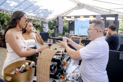 1ª edição do Festival de Vinhos de Itabira foi um sucesso, reunindo cerca de 500 pessoas em um encontro de sabores, música, cultura e natureza -  (crédito:  Thiago Sales/Divulgação)