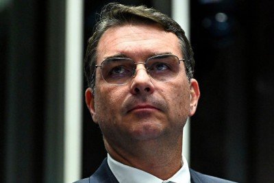 Postagem contra Fl&aacute;vio Bolsonaro foi compartilhada quando j&aacute; era p&uacute;blico de que a informa&ccedil;&atilde;o era falsa -  (crédito: Platobr Politica)