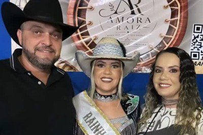 Maycon Rueda posa com as irm&atilde;s g&ecirc;meas Lara Alves Rueda, rainha de rodeio, e Laila, com quem mant&eacute;m um relacionamento a tr&ecirc;s -  (crédito: Redes sociais)