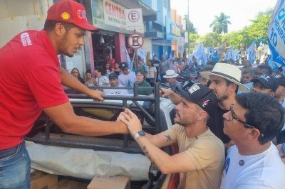 Candidato Cleitinho cumprimenta eleitor durante caminhada no Centro de Montes Claros  -  (crédito: Luiz Ribeiro/DA Press)