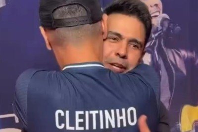 Cantor Zezé di Camargo abraça senador e candidato ao Governo de Minas Gerais Cleitinho (Republicanos) em evento no Norte do estado -  (crédito: Reprodução/Redes sociais)