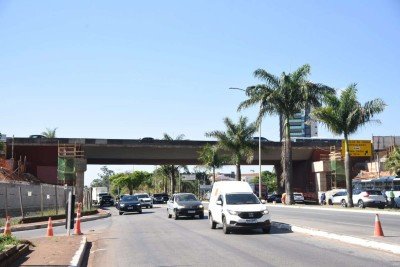 A obra, retomada após a troca da empresa responsável pelos serviços, prevê o aumento da capacidade do sistema viário em um dos principais pontos de ligação entre BH e Nova Lima, na Região Metropolitana -  (crédito: Gladyston Rodrigues/EM/D.A.Press)