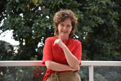 Escritora Carla Madeira na varanda de sua casa, em Belo Horizonte -  (crédito: Gladyston Rodrigues/EM/D.APress)