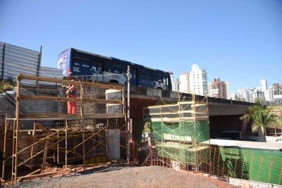 Obras no viaduto da BR- 356 no trevo do Belvedere  -  (crédito: Gladyston Rodrigues/EM/D.A. Press)