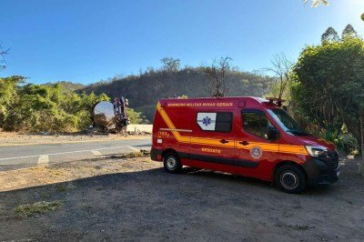 O condutor da carreta foi encontrado dentro da cabine -  (crédito: Reprodução/CBMMG)