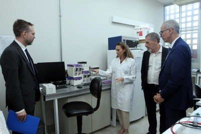 O diretor de operações da Embrapii, Marcelo Prim, o presidente do BH-TEC, Marco Crocco, e o reitor da UFMG, presidente do BH-Tec, Marco Crocco, visitam laboratório do CTV-RNA no BH-TEC -  (crédito: Jair Amaral/EM/D.A Press)
