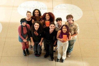 Iniciativa de Jean Gorziza, o livro reúne textos de Ana Clara Pontello, Bê Luiz, Bia Dutra, Irupê Vieira, Jhonatan Cândido, Kauan John, Manô Barbosa, Will Valente  -  (crédito: itallo vieira/divulgação)