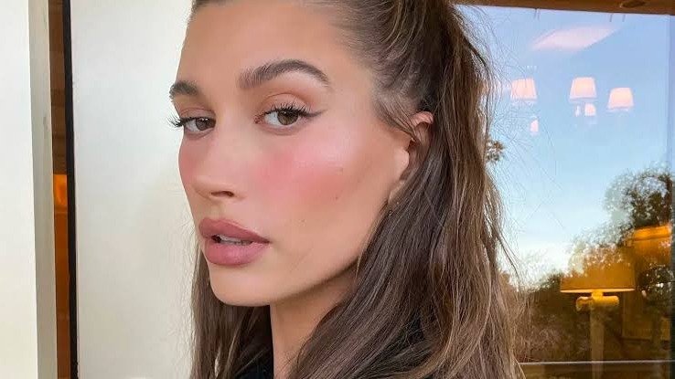 O 'sunburn blush' recria o aspecto de pele corada pelo sol com maquiagem, uma tend&ecirc;ncia est&eacute;tica para o ver&atilde;o que evita a exposi&ccedil;&atilde;o aos raios UV -  (crédito: Instagram)