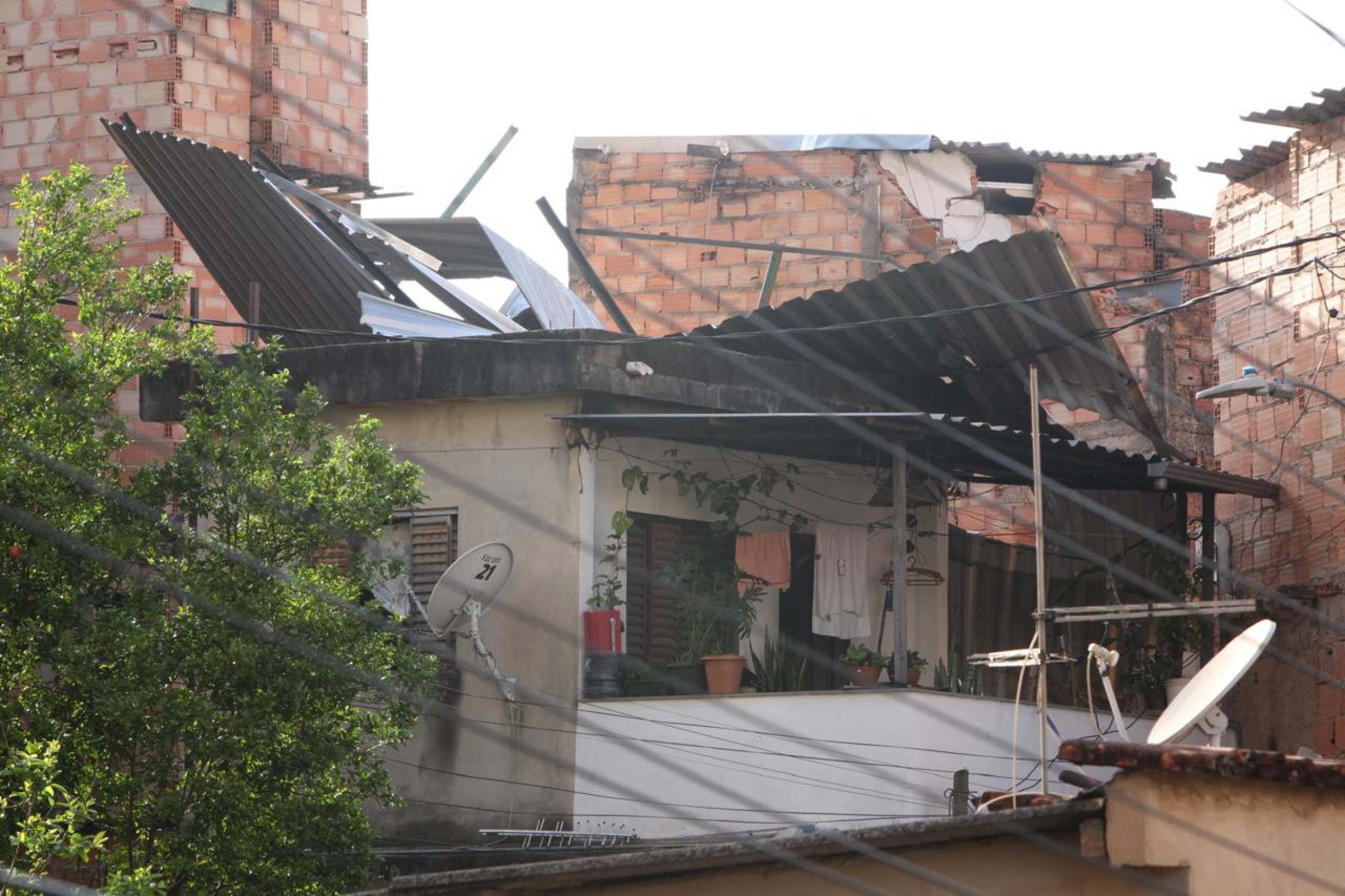 Temporal deixa rastro de destruição e BH amanhece com estragos-Edésio Ferreira/EM/D.A.Press