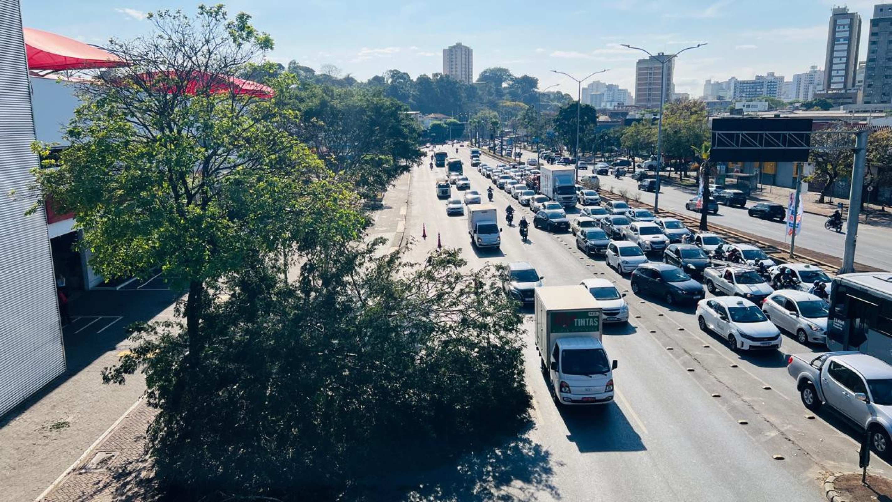 Temporal deixa rastro de destruição e BH amanhece com estragos-Edésio Ferreira/EM/D.A.Press