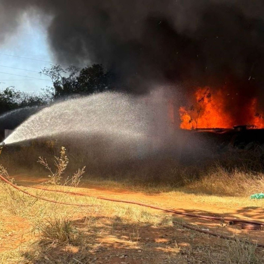 Incêndio em galpão de plástico atinge área de mata em Montes Claros