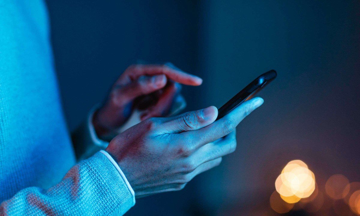 Homem olhando o celular - (crédito: Freepik)