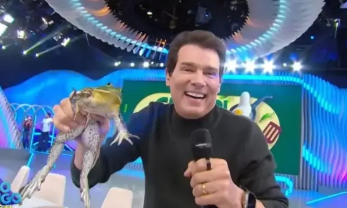 O apresentador Celso Portiolli com a rã que motivou ação por supostos maus-tratos no programa Domingo Legal - (crédito: SBT/Reprodução)