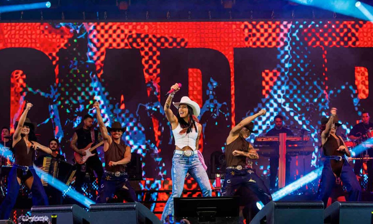 A cantora Ana Castela em show, após lançar a controversa versão de 'Rap da Felicidade' que gerou debates sobre a letra e o agro - (crédito: Fecomercio MG/Divulgacao)
