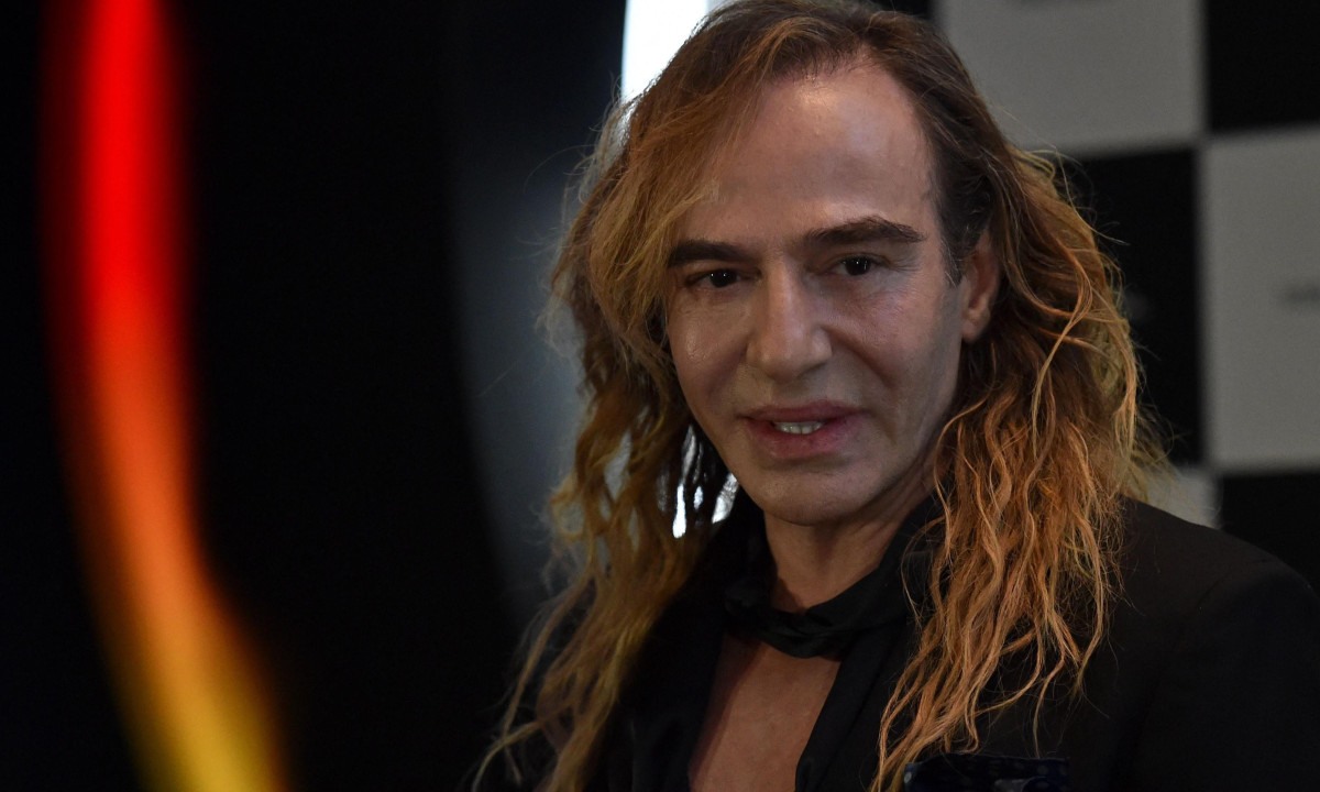John Galliano, estilista britânico, recusou ser homenageado no Met Gala devido às polêmicas do passado - (crédito: AFP)