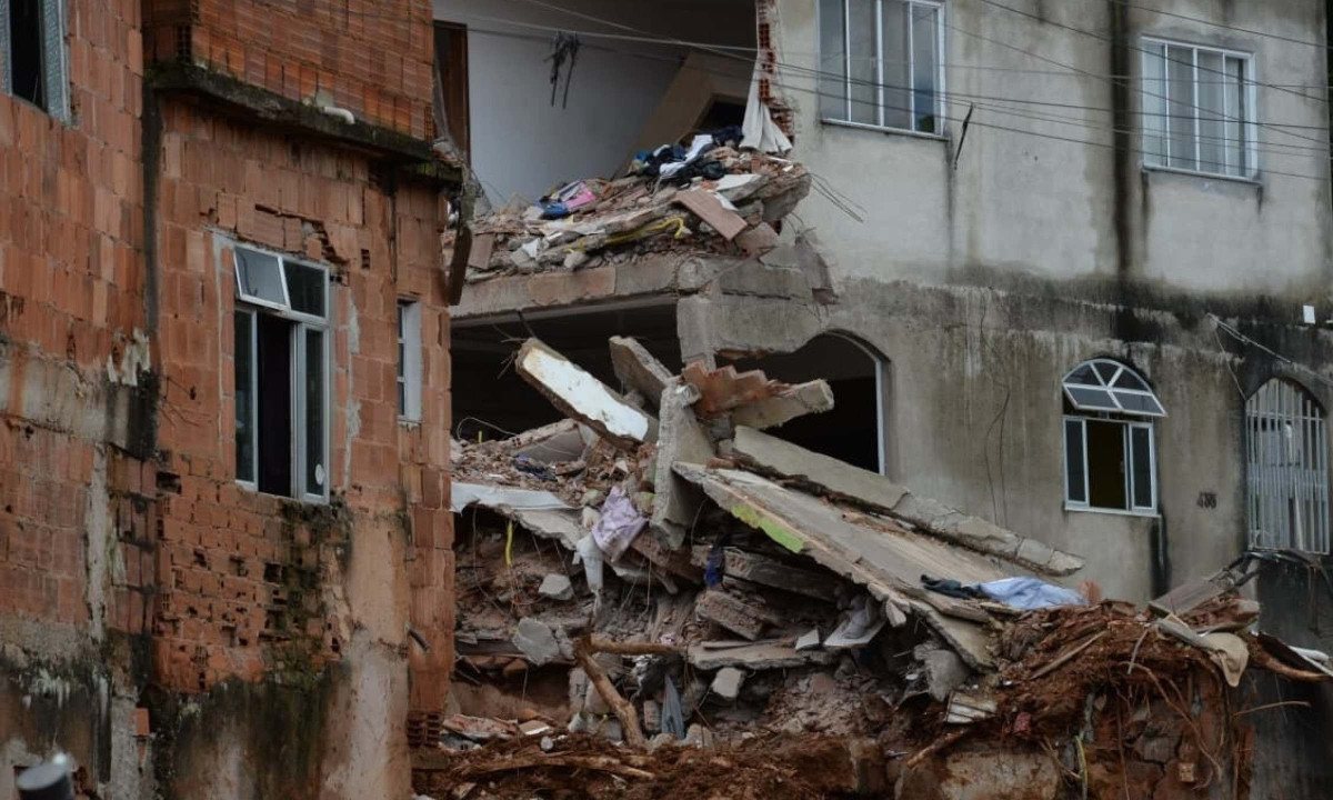 Na imagem, registro no Bairro Parque Burnier. Trabalhos em buscas de vitimas.
- (crédito: Tulio Santos/EM/D.A Press - 25/02/2026)