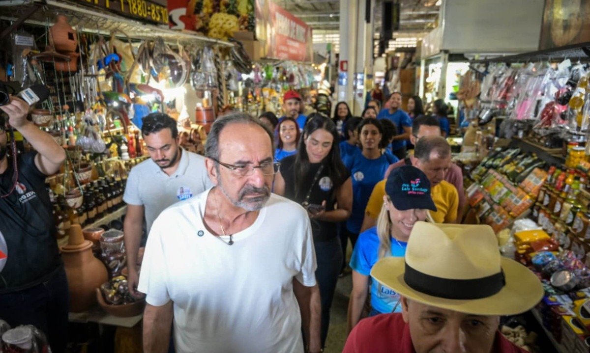 Alexandre Kalil visitou o Mercado Municipal de Montes Claros, onde anunciou que faz campánha sem palanque para candidato a presidente da República - (crédito: Leandro Couri/Campanha de Alexandre Kalil)
