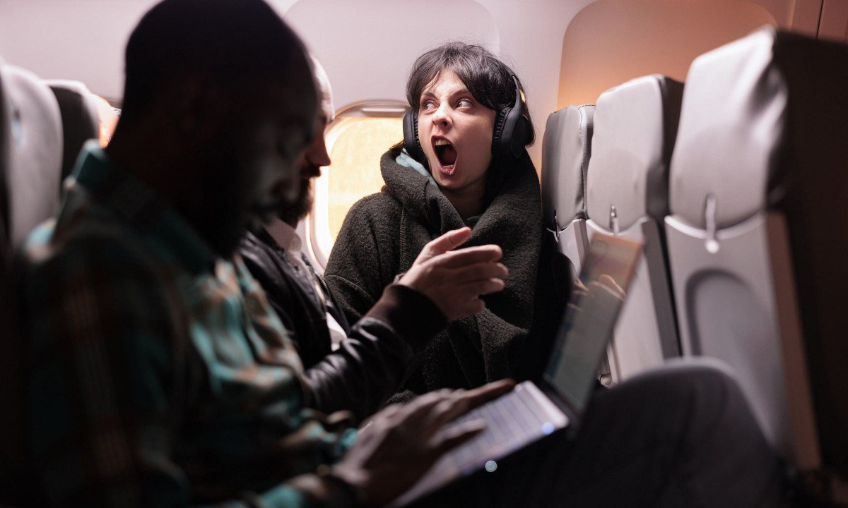 O comportamento que mais irrita os brasileiros em um avião é o do chamado "chutador de assento"
- (crédito: Dragos Condrea/Magnific)