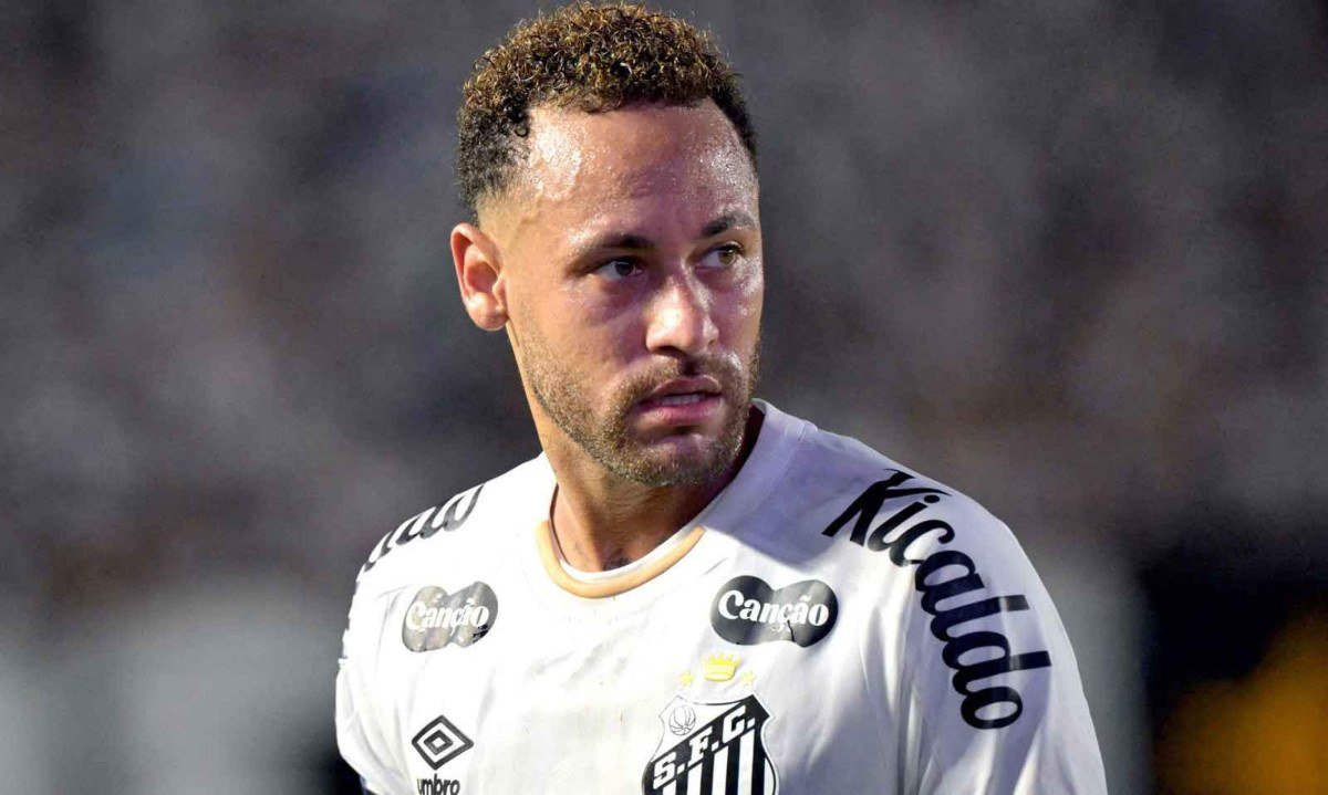 Neymar, do Santos, teve atitude louvável ao entregar sua camisa a um torcedor corintiano mirim. Parte da torcida do Timão, porém, não aprovou o pedido do garoto -  (crédito: NELSON ALMEIDA / AFP)