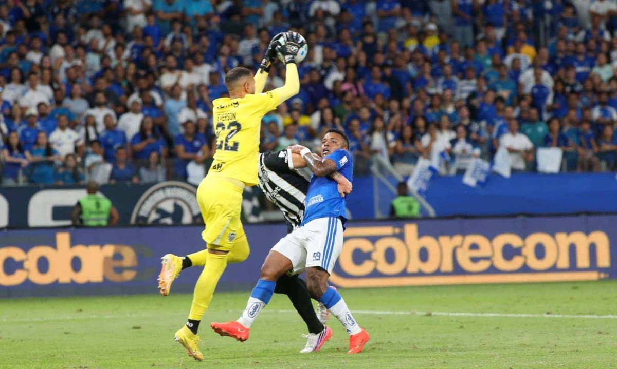 Cruzeiro e Atlético travaram um duelo de muita pegada no jogo de ida das quartas de final da Copa do Brasil, no Mineirão -  (crédito: Edesio Ferreira/EM/D.A Press)