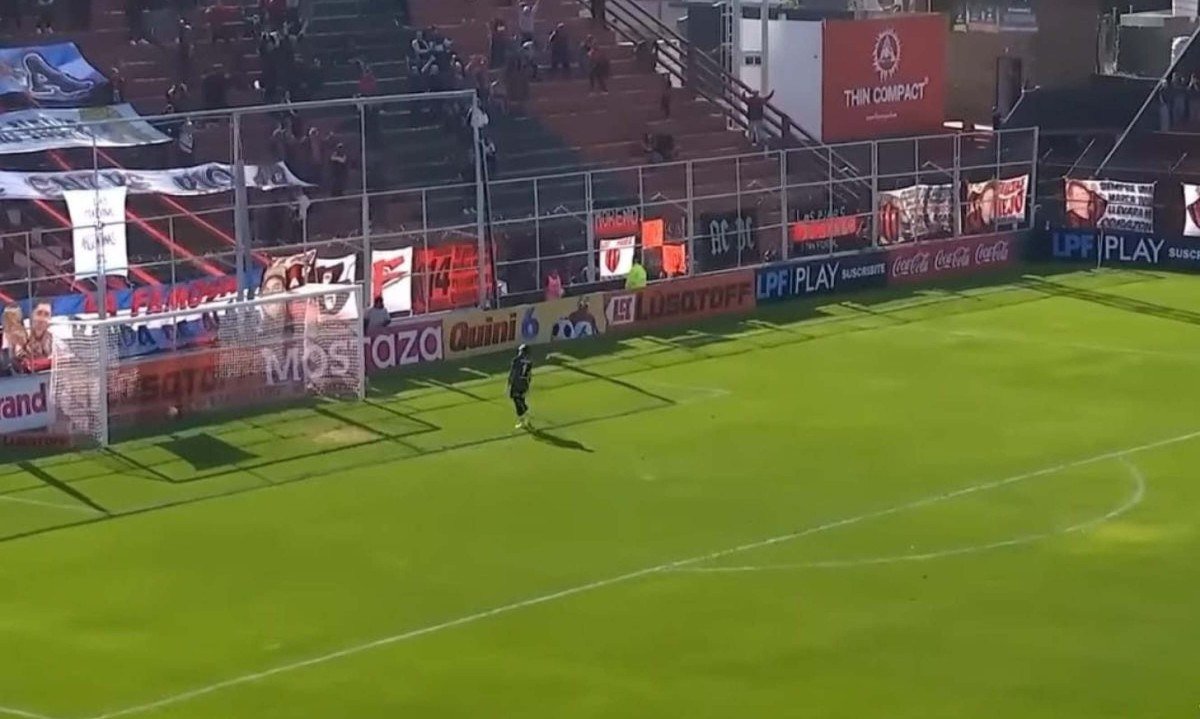 Zagueiro e goleiro entregam dois gols em um minuto na Argentina - (crédito: No Ataque Internacional)