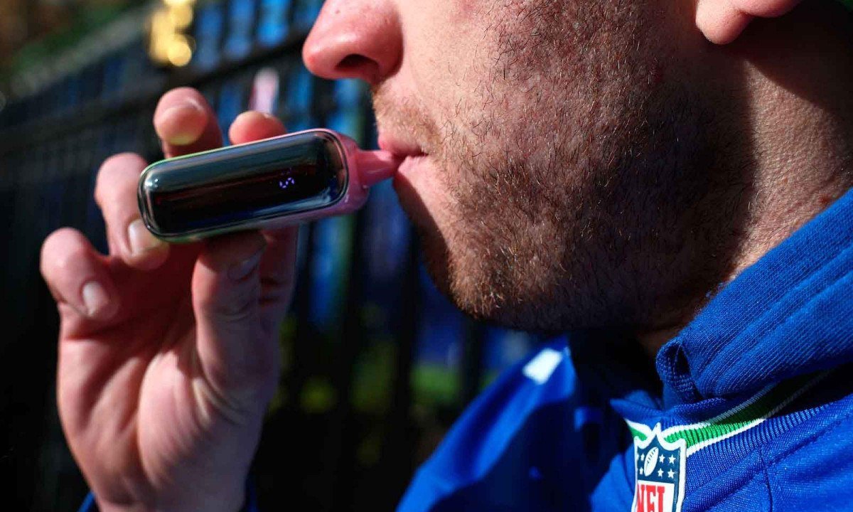 Os vapes também expõem o organismo a substâncias potencialmente prejudiciais e não são isentos de riscos -  (crédito: Michael M. Santiago / AFP)