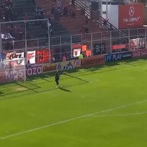 Zagueiro e goleiro entregam dois gols em um minuto na Argentina