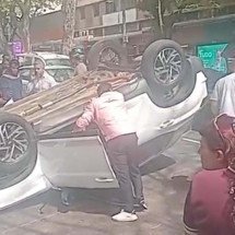 Carro capota na Savassi e dois homens estão presos dentro do veículo