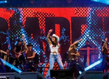 A cantora Ana Castela em show, ap&oacute;s lan&ccedil;ar a controversa vers&atilde;o de 'Rap da Felicidade' que gerou debates sobre a letra e o agro -  (crédito: Fecomercio MG/Divulgacao)