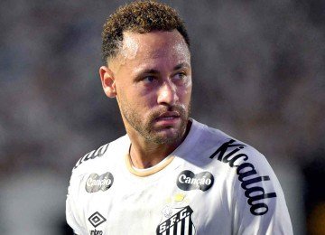 Neymar, do Santos, teve atitude louvÃ¡vel ao entregar sua camisa a um torcedor corintiano mirim. Parte da torcida do TimÃ£o, porÃ©m, nÃ£o aprovou o pedido do garoto -  (crédito: NELSON ALMEIDA / AFP)
