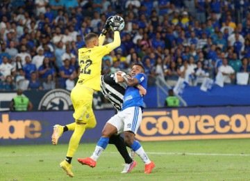 Cruzeiro e AtlÃ©tico travaram um duelo de muita pegada no jogo de ida das quartas de final da Copa do Brasil, no MineirÃ£o -  (crédito: Edesio Ferreira/EM/D.A Press)