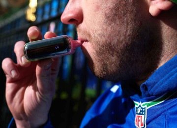 Os vapes também expõem o organismo a substâncias potencialmente prejudiciais e não são isentos de riscos -  (crédito: Michael M. Santiago / AFP)